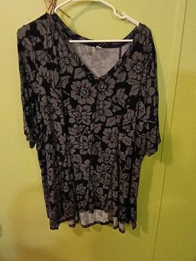 Black Floral V-Neck Pullover Blouse Size 26/28